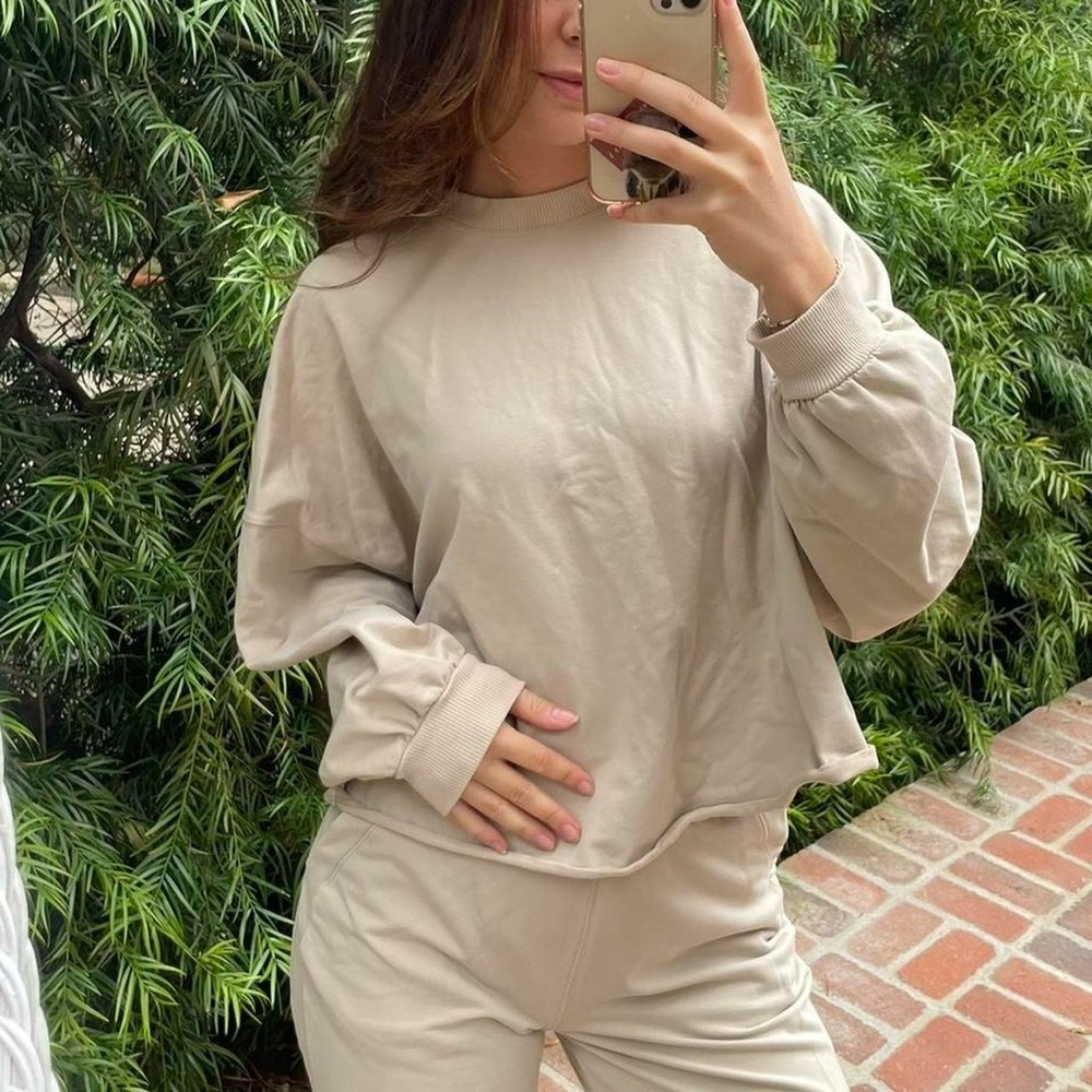 Lululemon matching beige sweat set 
Bottoms sz 4 // top sz s/m - Picture 4 of 7
